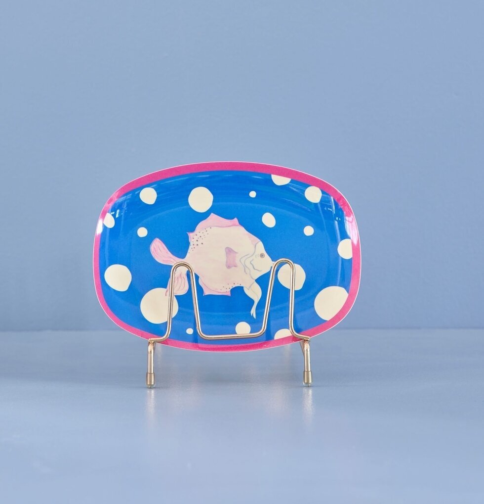 Liten Tallrik Fish Blue Print från Rice på förgyllt ställ