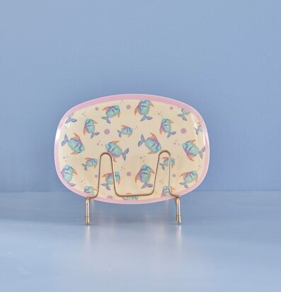 Liten Tallrik Fish Cream Print från Rice i hållare