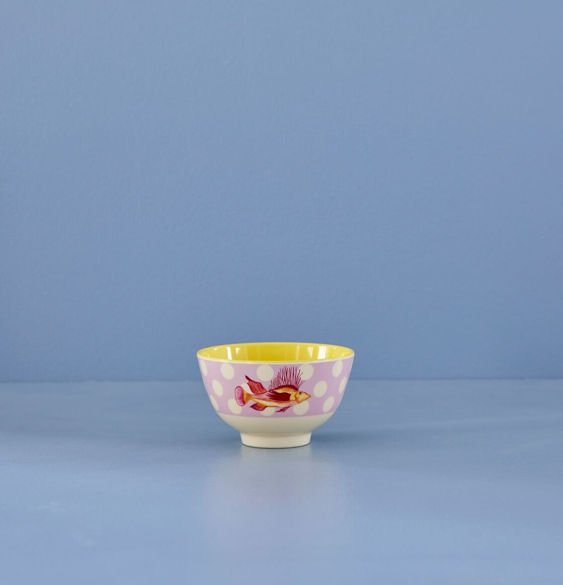 Liten Skål Fish Lavender Print från Rice på ljusblå yta