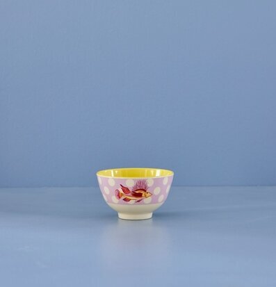 Liten Skål Fish Lavender Print från Rice på ljusblå yta