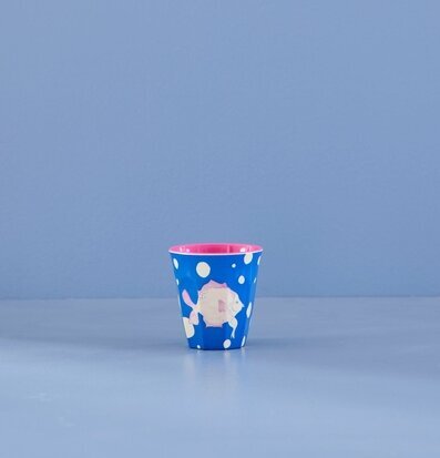 Bild av färgglad mugg med havstema och rosa detaljer