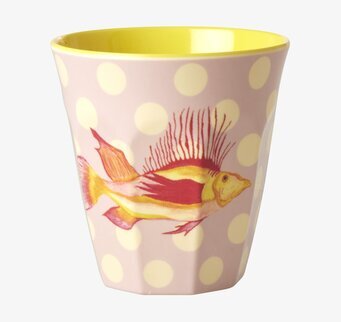 Bild av mugg med fantasifullt fiskmotiv i färg