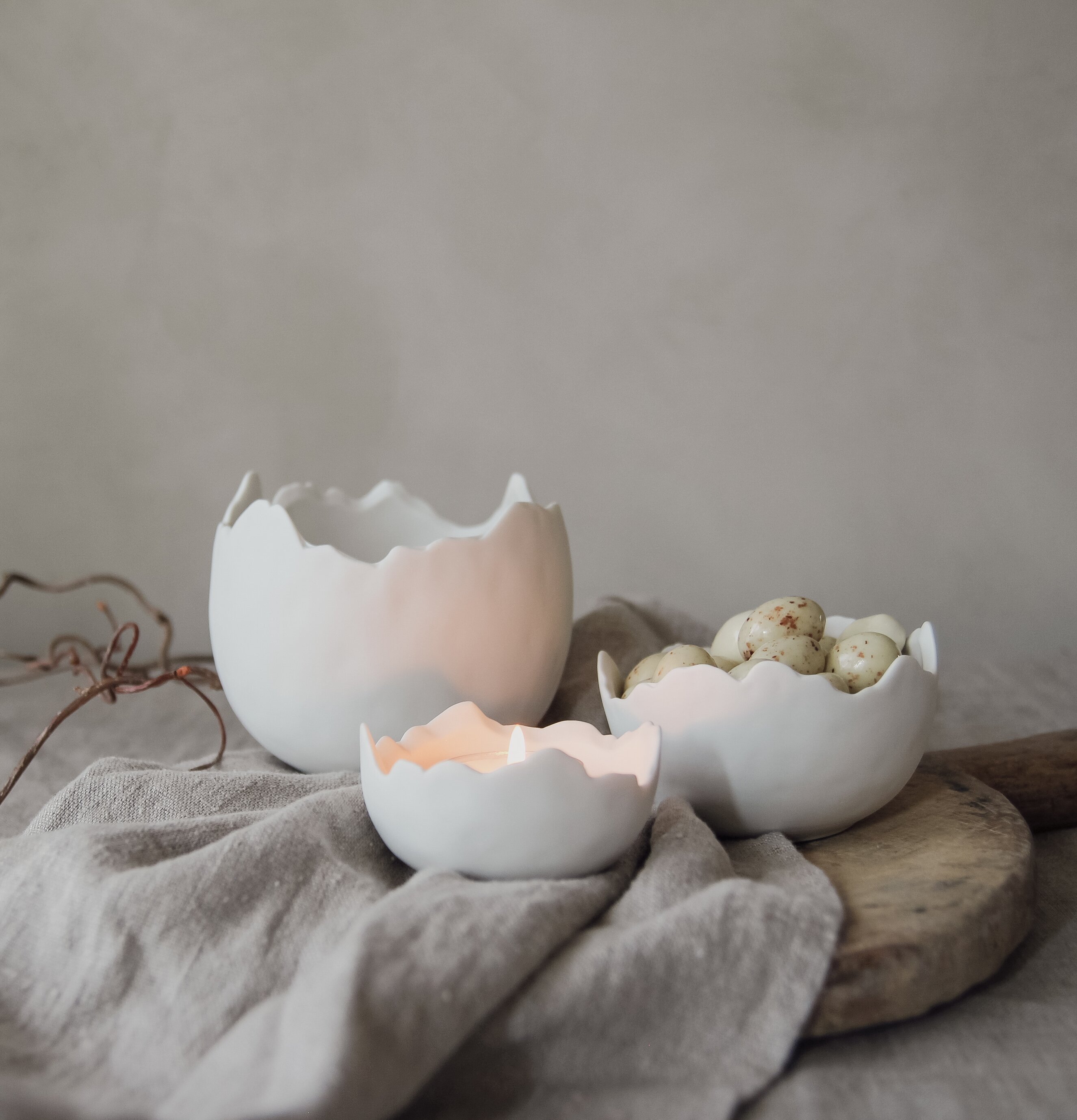 Skål Äggskal Liten från Majas Cottage med tänt värmeljus