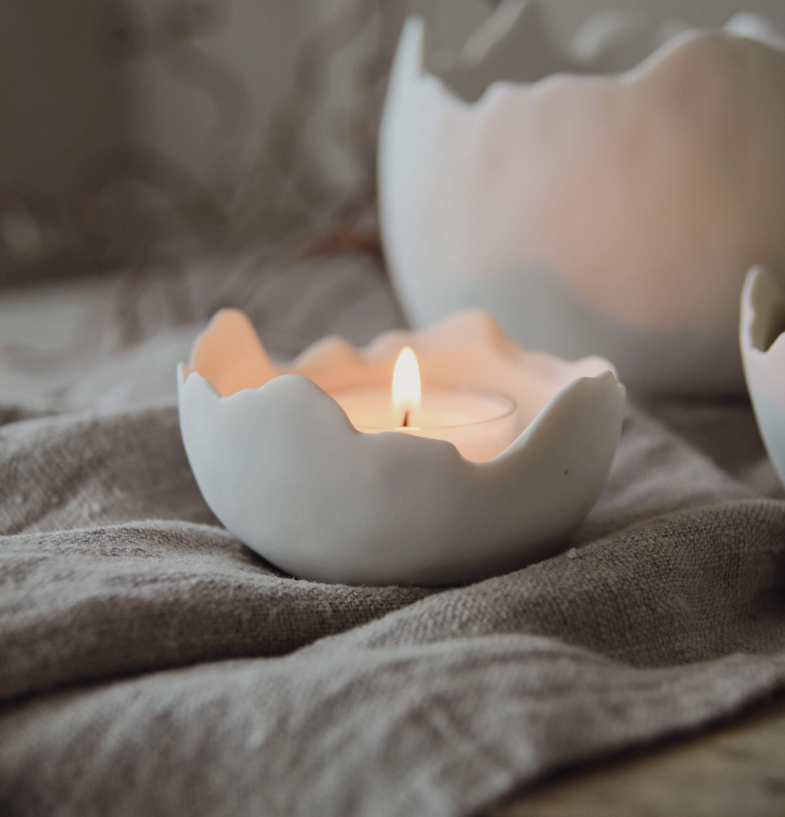 Skål Äggskal Liten från Majas Cottage med tänd värmeljus