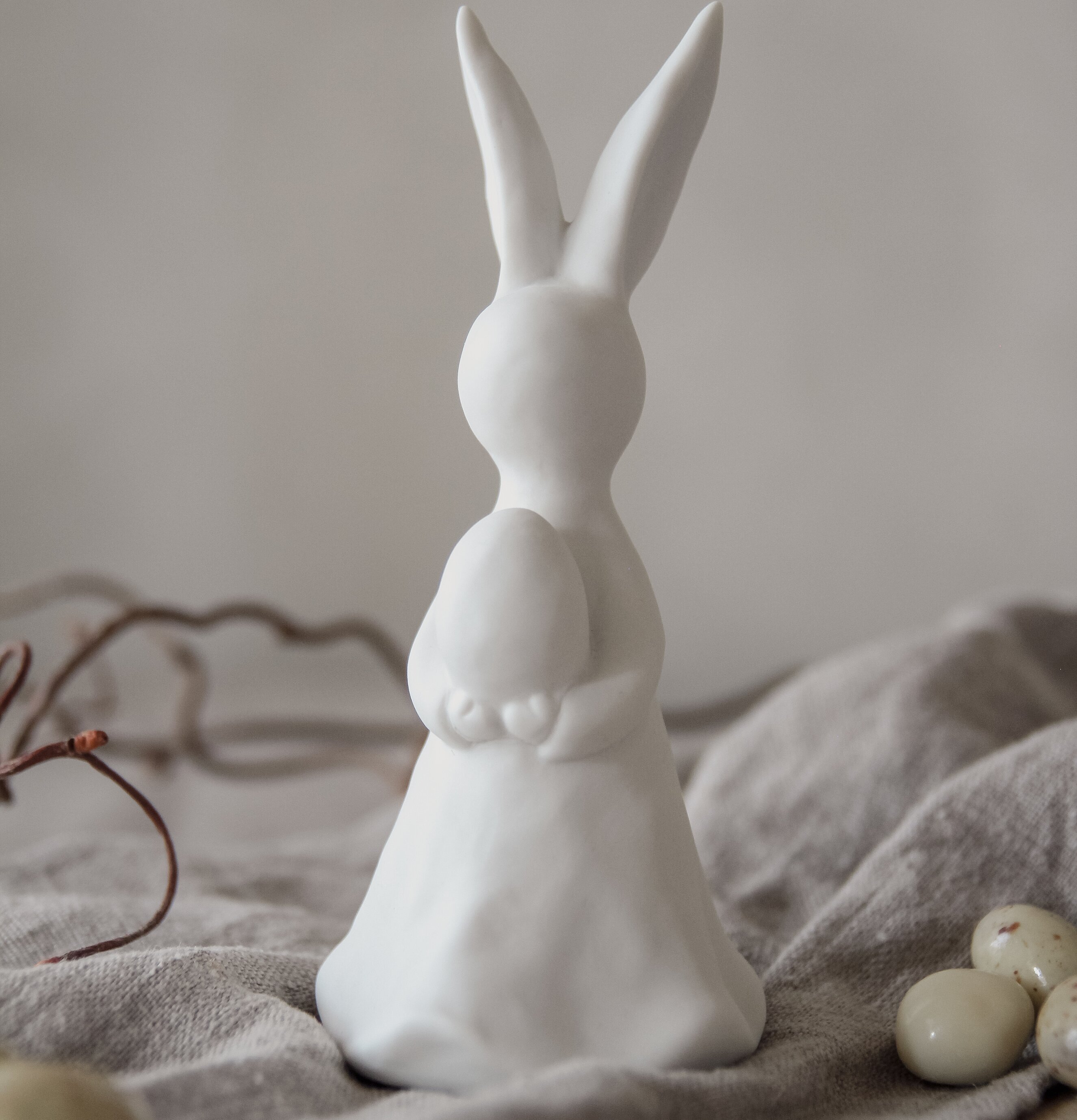 Kanin Med Ägg Stor från Majas Cottage på ljusgrå tygduk