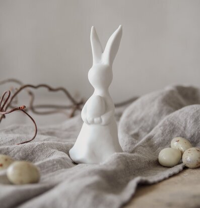 Kanin Med Ägg Liten från Majas Cottage på bord med ägg