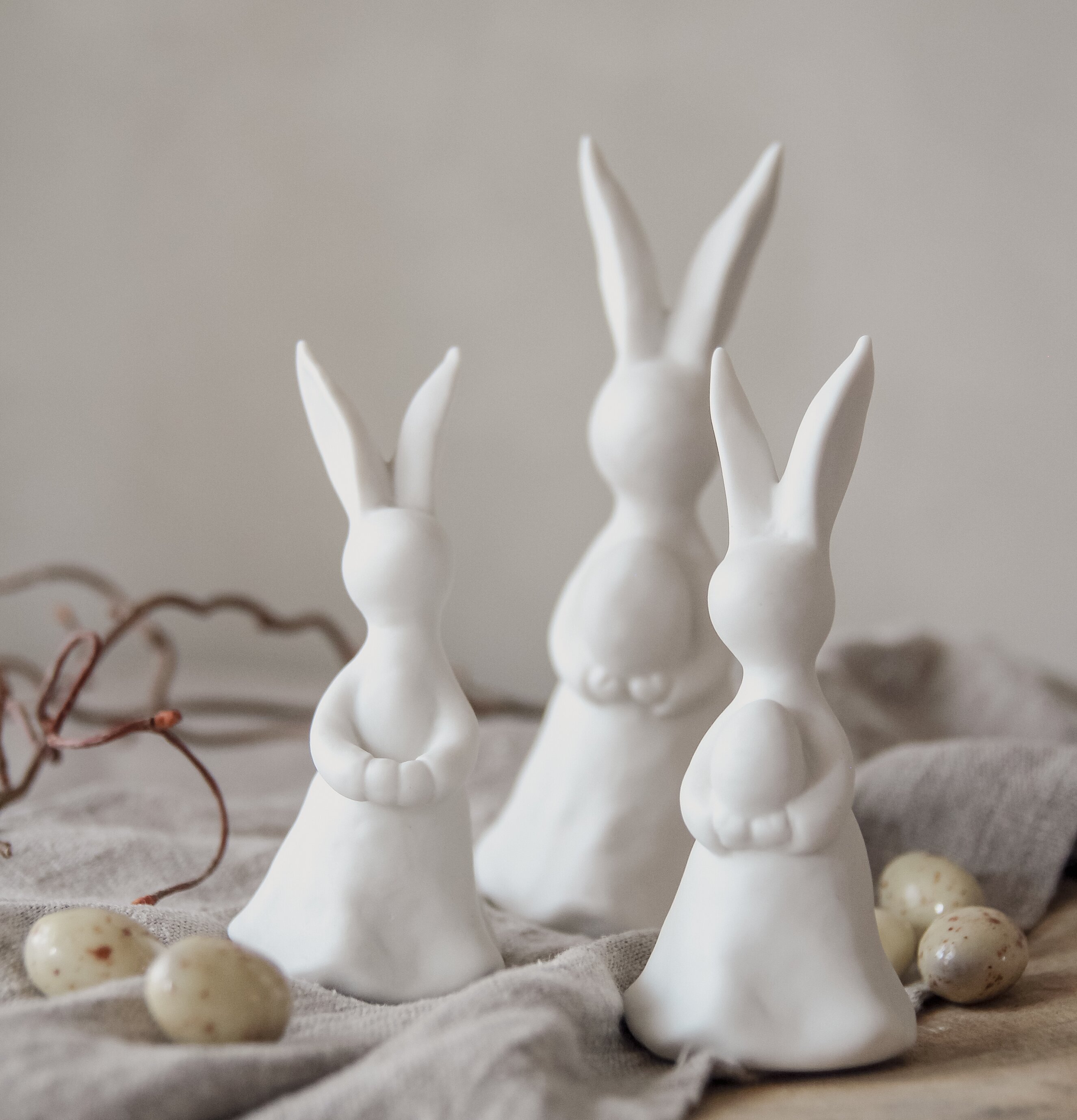 Kanin Med Ägg Liten från Majas Cottage på linnebakgrund