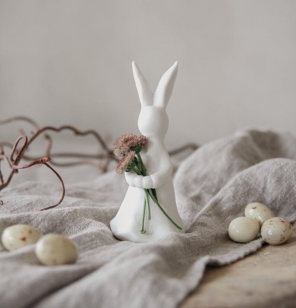 Kanin Med Plats För Blomma/Fjäder från Majas Cottage
