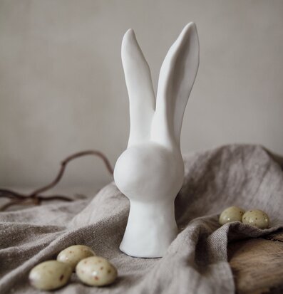 Kanin Decor Stor från Majas Cottage på beige textilduk