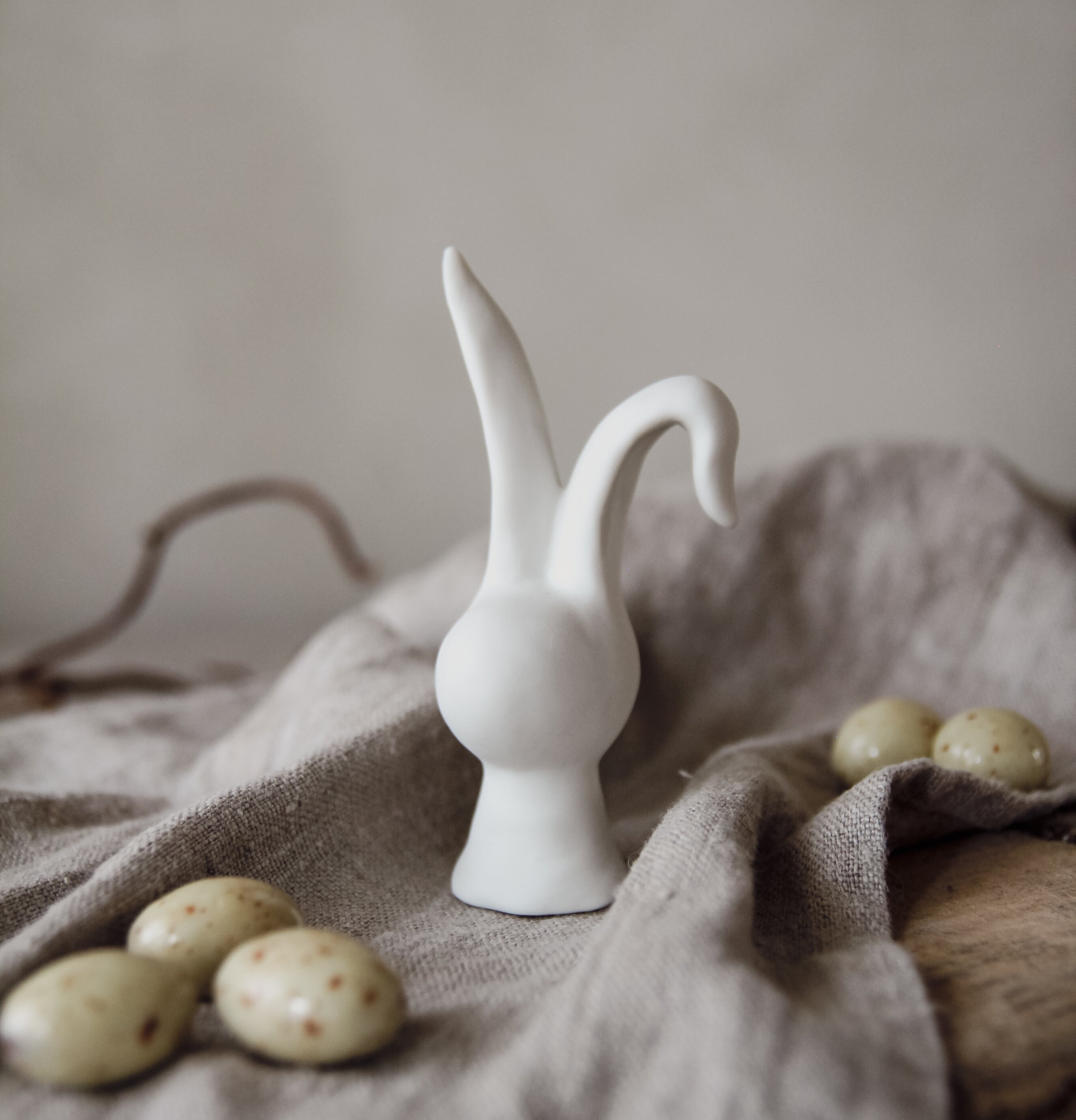 Kanin Decor Liten från Majas Cottage på naturfärgat tyg