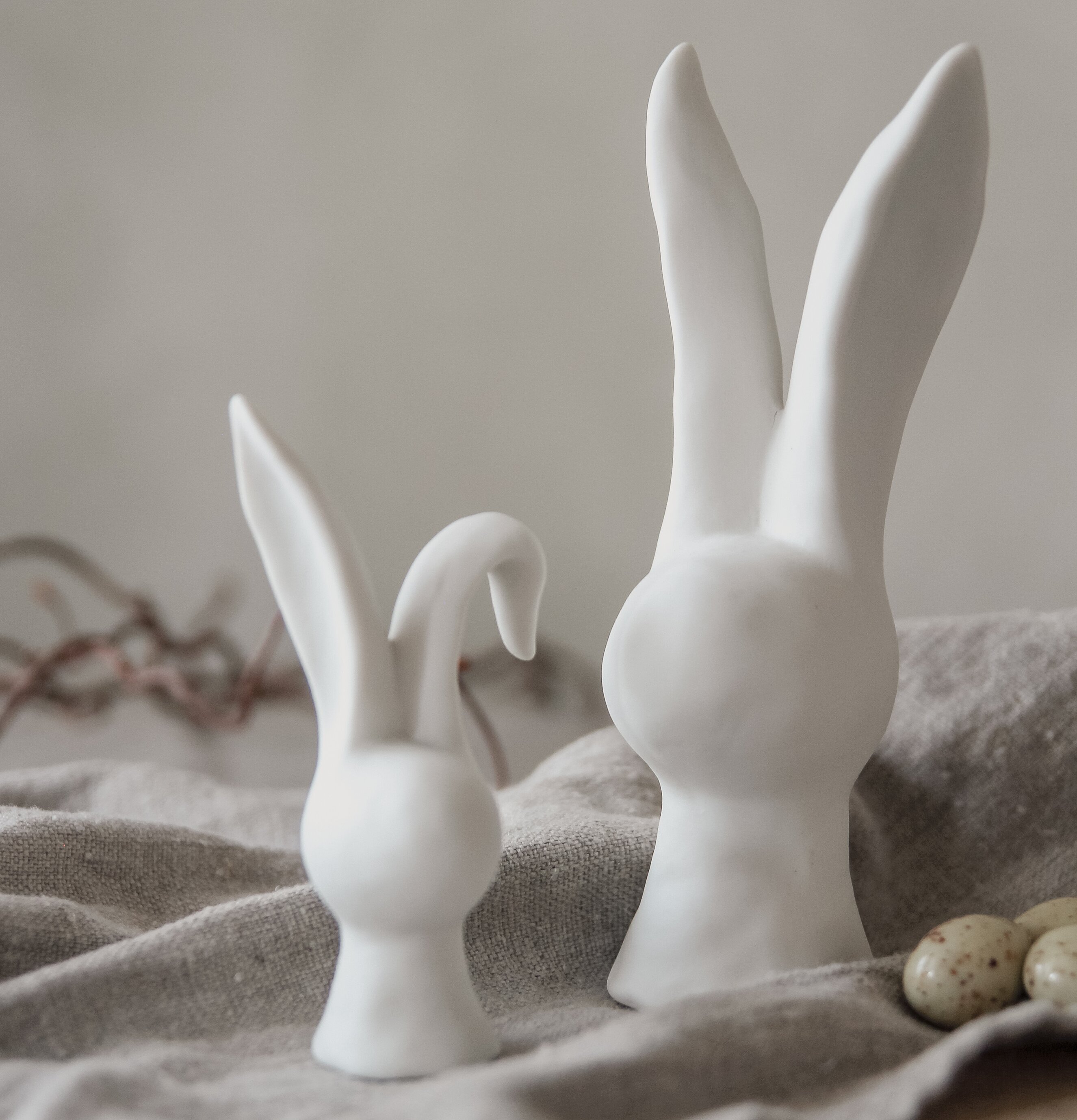 Kanin Decor Liten från Majas Cottage på taupefärgad duk