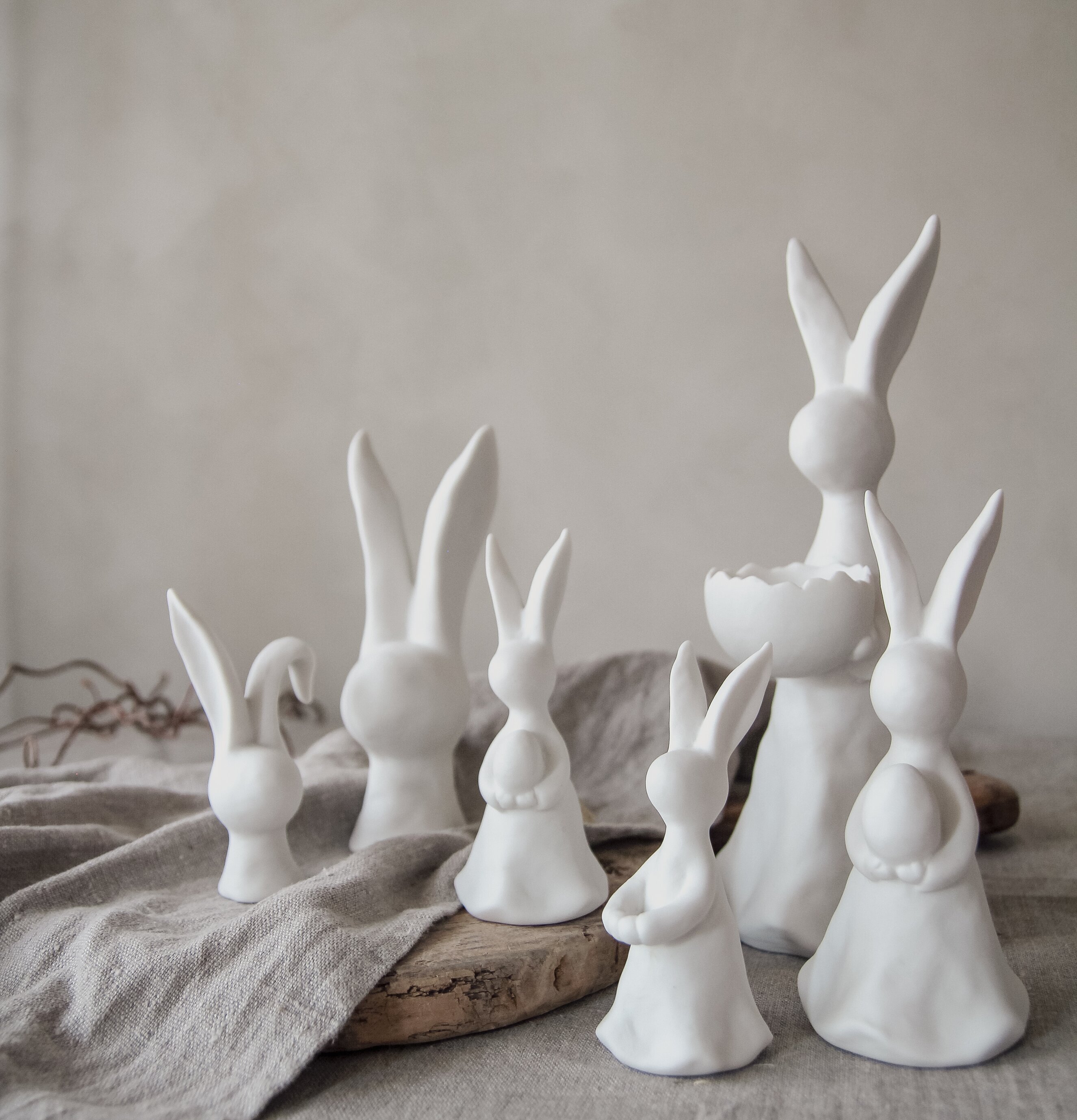 Kanin Decor Liten från Majas Cottage på grått tyg och trä