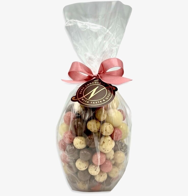 Bild av eleganta påskägg i genomskinlig förpackning