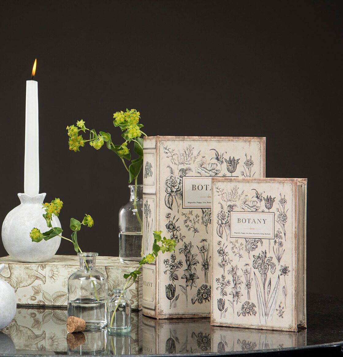 Boklåda Botany från A Lot Decoration i elegant stilleben