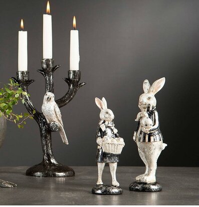 Hare Med Äggkorg från A Lot Decoration på mörk yta