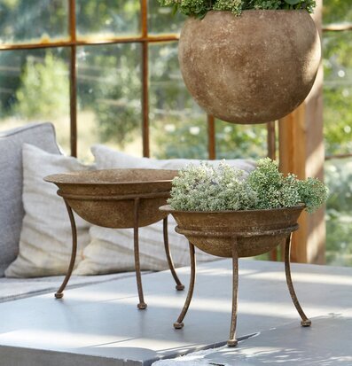 Daga Plantering På Fot Rost från Wikholm Form i trädgård