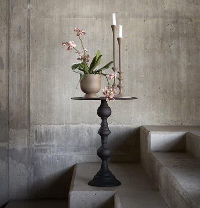 Akhila Pelarbord 61 cm från Wikholm Form mot betongvägg