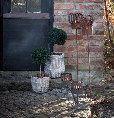 Minna Korg Set/2 Pil från Wikholm Form i rustik utomhusmiljö