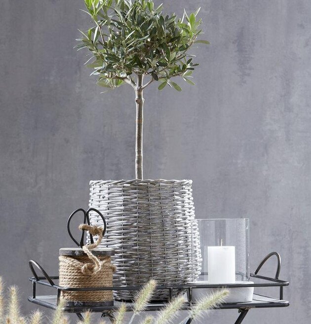 Minna Korg Set/2 Pil från Wikholm Form på svart bord