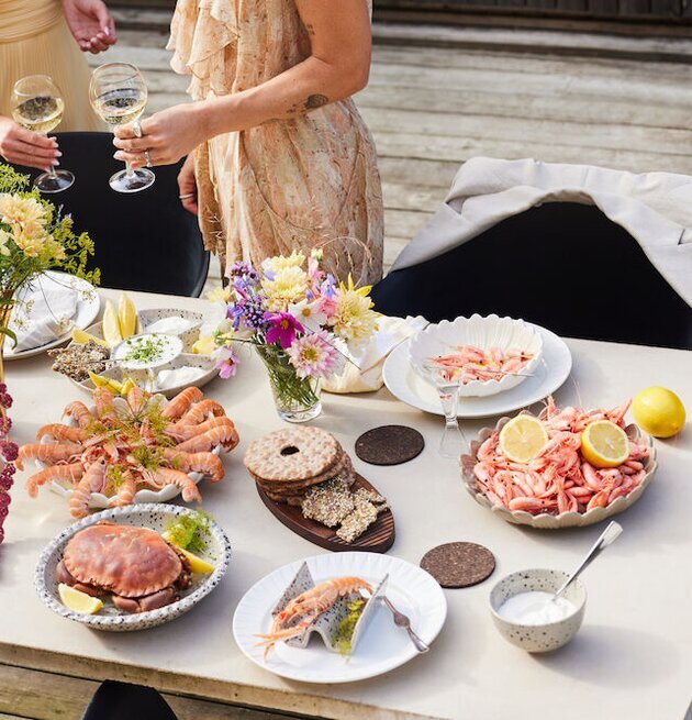 Djupt Fat Dagny Beige Ø27 cm från Sagaform på middagsbord