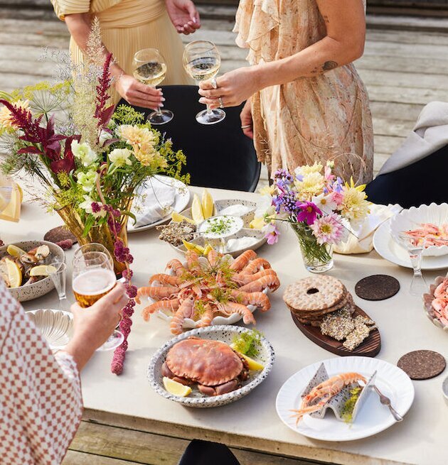 Djupt Fat Dagny Vit Ø27 cm från Sagaform på ett matbord