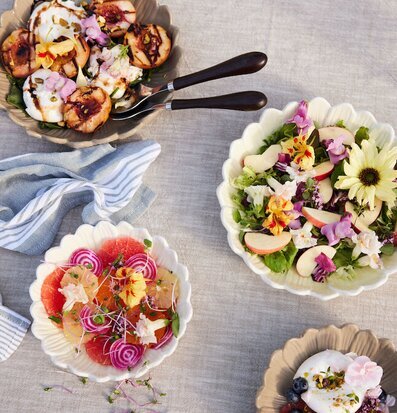 Djupt Fat Dagny Beige Ø27 cm från Sagaform på dukat bord