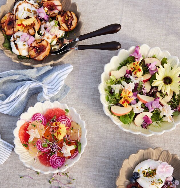 Djupt Fat Dagny Vit Ø27 cm från Sagaform med sallad