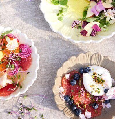 Djupt Fat Dagny Beige Ø27 cm från Sagaform i dukning