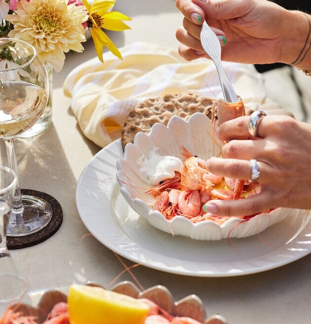 Djupt Fat Dagny Vit Ø20 cm från Sagaform med räkor och bröd