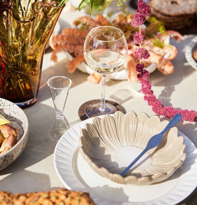 Djupt Fat Dagny Beige Ø20 cm från Sagaform på dukat bord