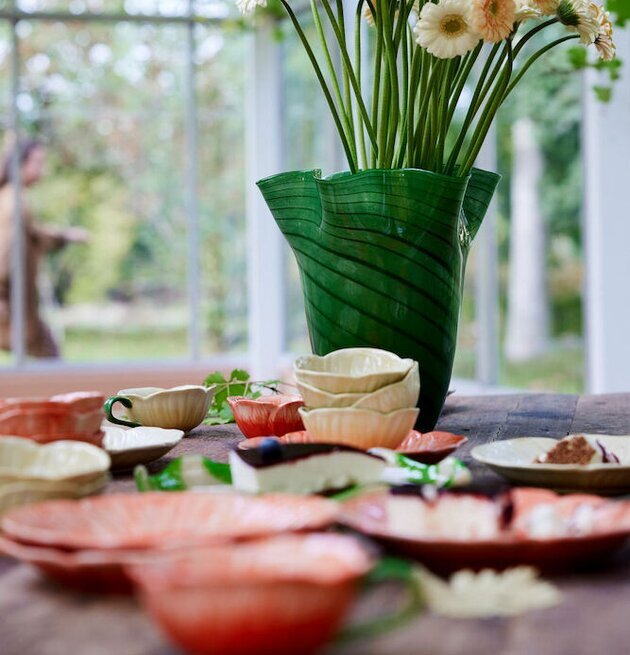 Skål Poppy Beige från By ON på ett rustikt träbord