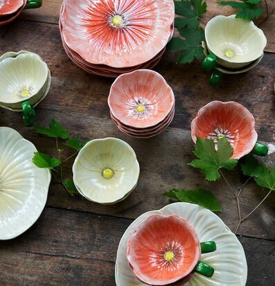 Kopp Poppy Beige från By ON med naturinspirerad design