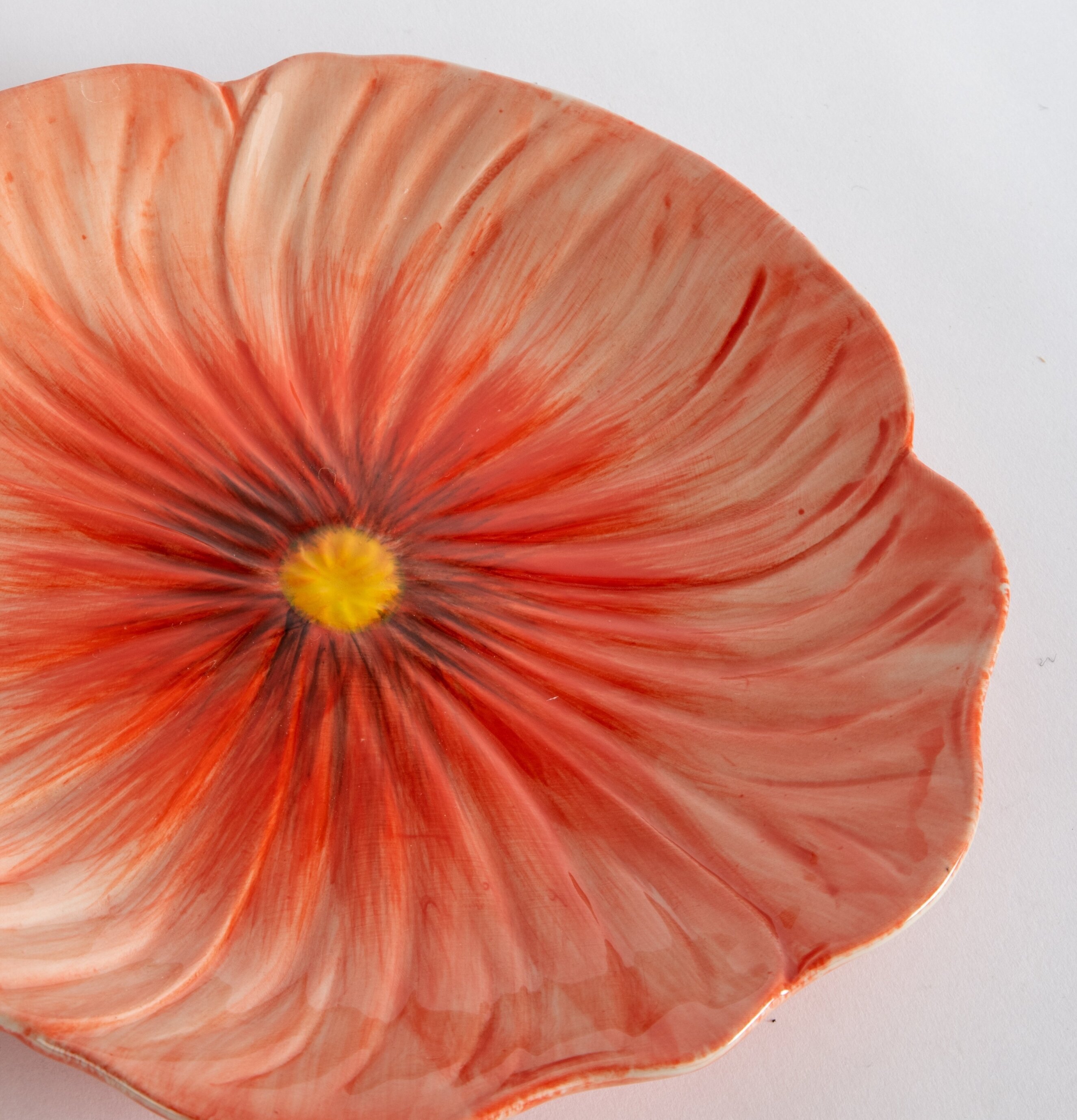 Assiett Poppy Röd från By ON, formad som en vallmoblomma