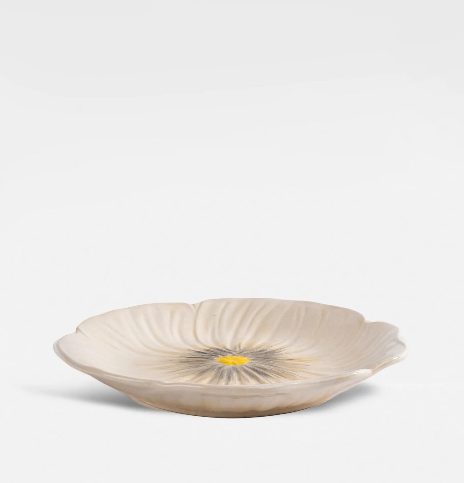 Assiett Poppy Beige från By ON med blommig och vågig design