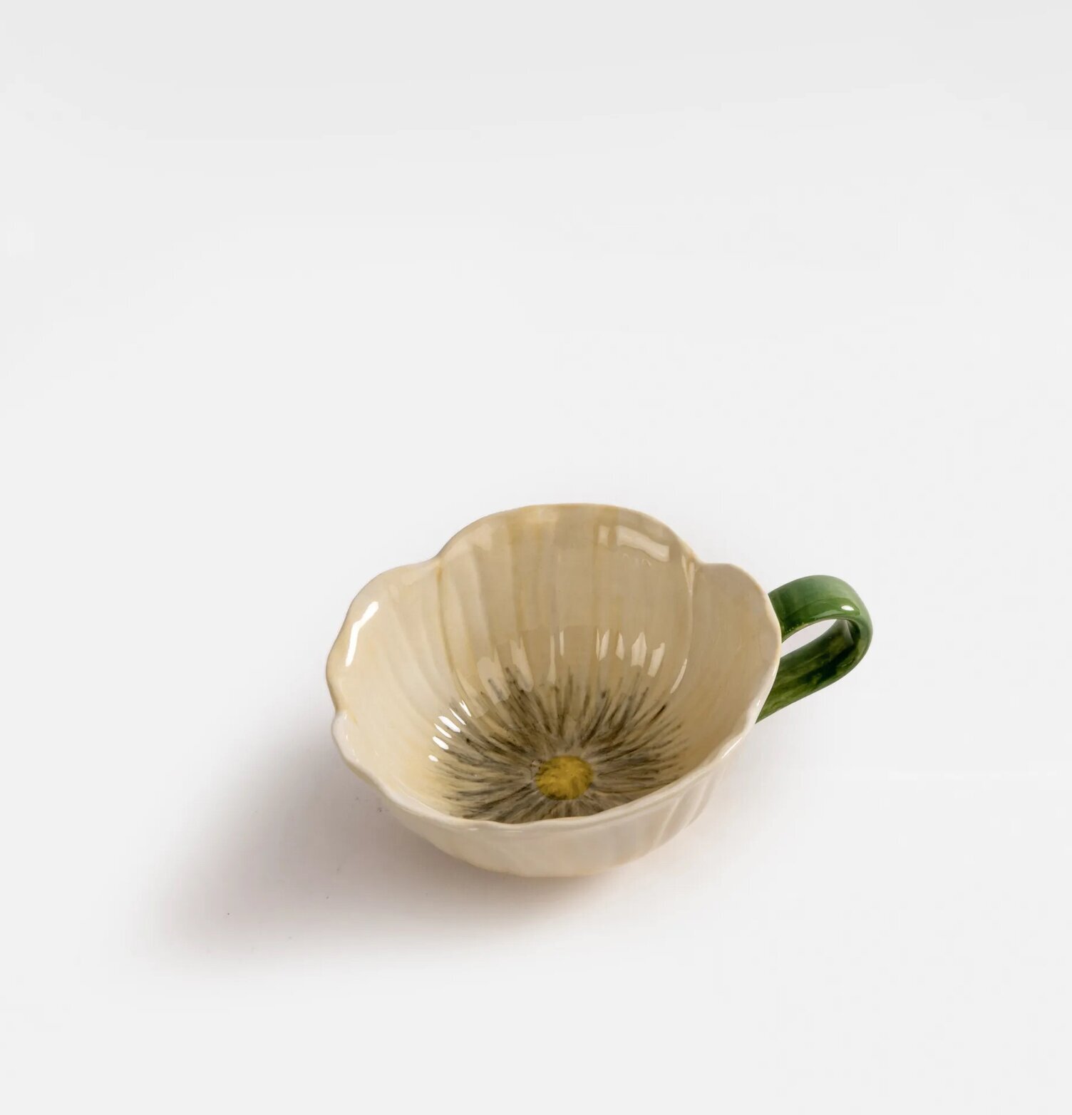 Kopp Poppy Beige från By ON med blombladsmönster och stjälk