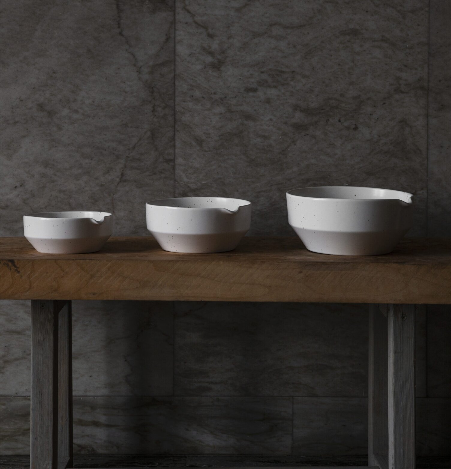 Spillkum Naturvit Ø23 cm - Ernst, vit keramikskål med pip