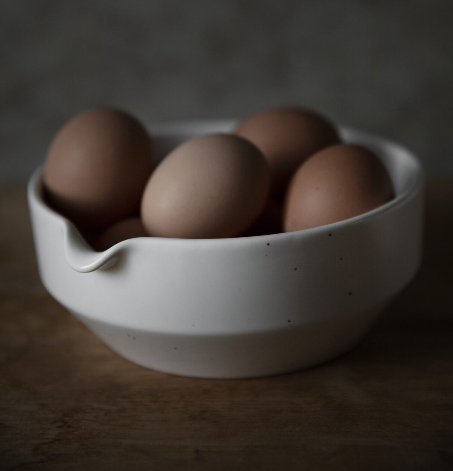 Spillkum Naturvit Ø17 cm - Ernst fylld med bruna ägg