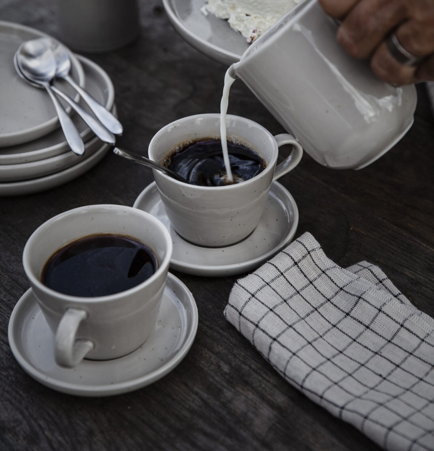 Kaffekopp Med Fat Sand - Ernst på rustikt bord med fika