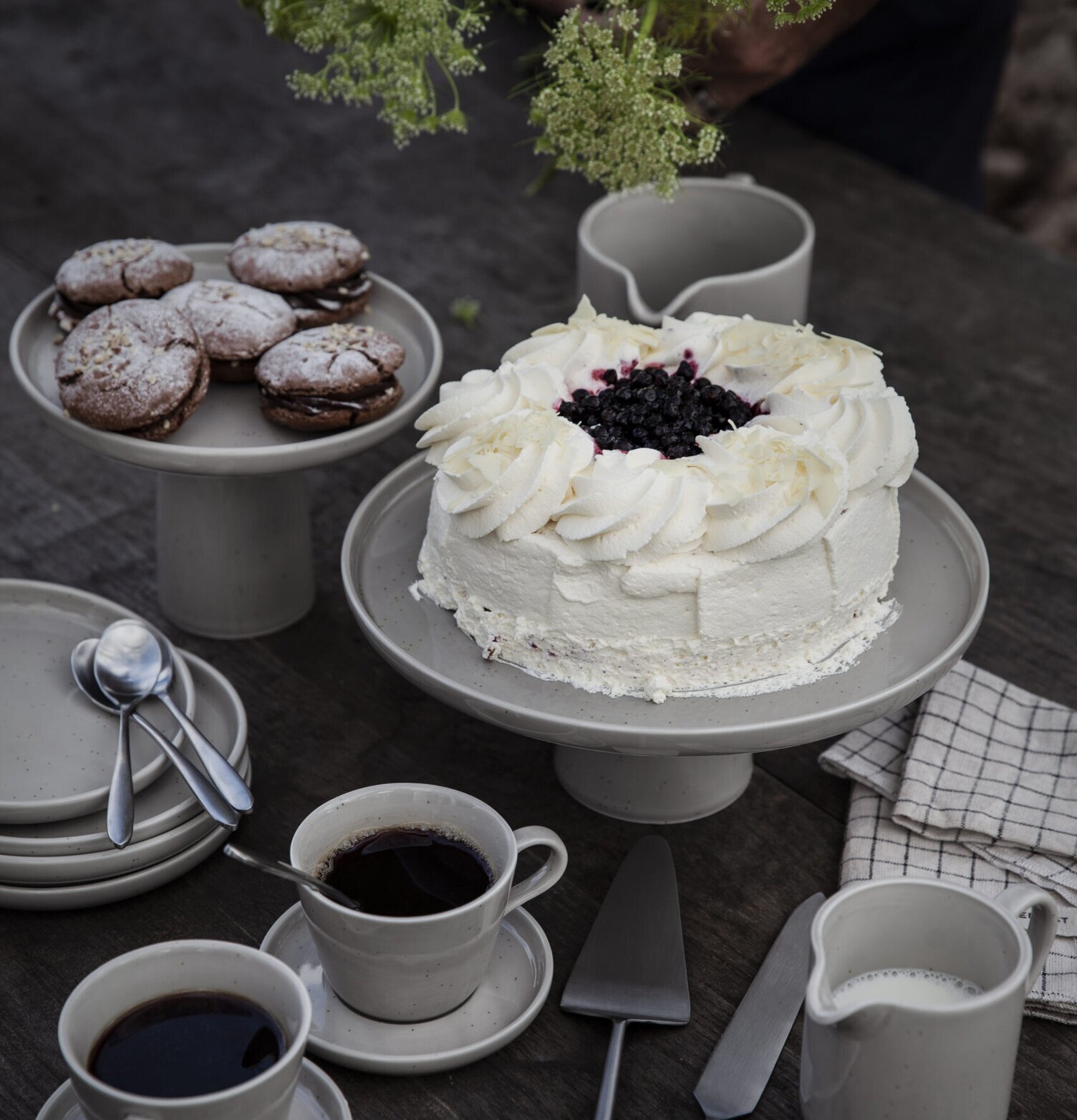 Karaff Sand - Ernst på ett vackert uppdukat bord utomhus