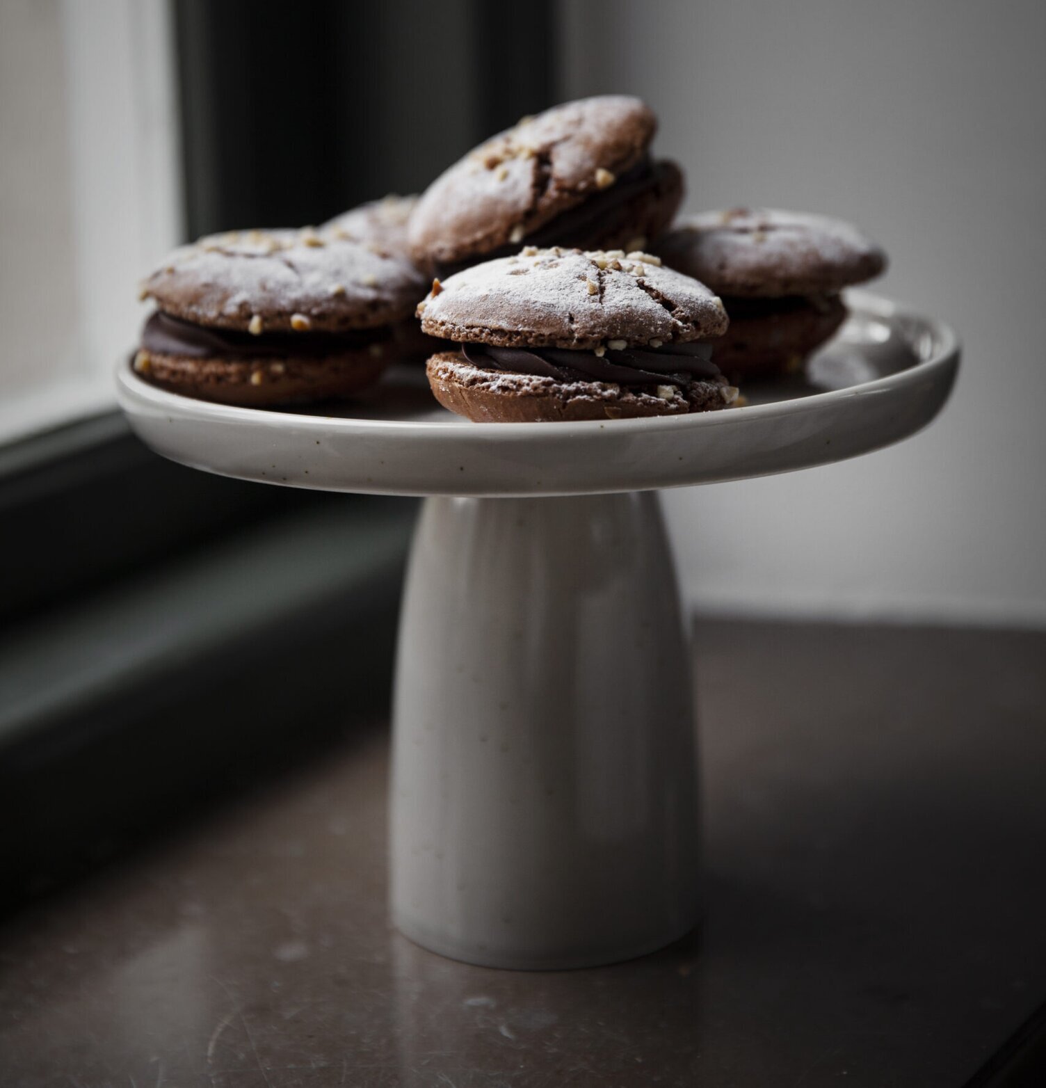 Kakfat Sand - Ernst från Ernst med hembakta kakor i fönster