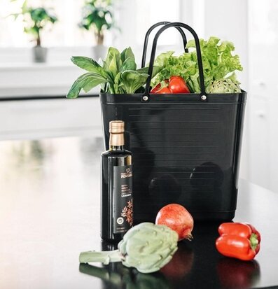 Väska Hög Hinza Svart från Hinza i ett modernt kök