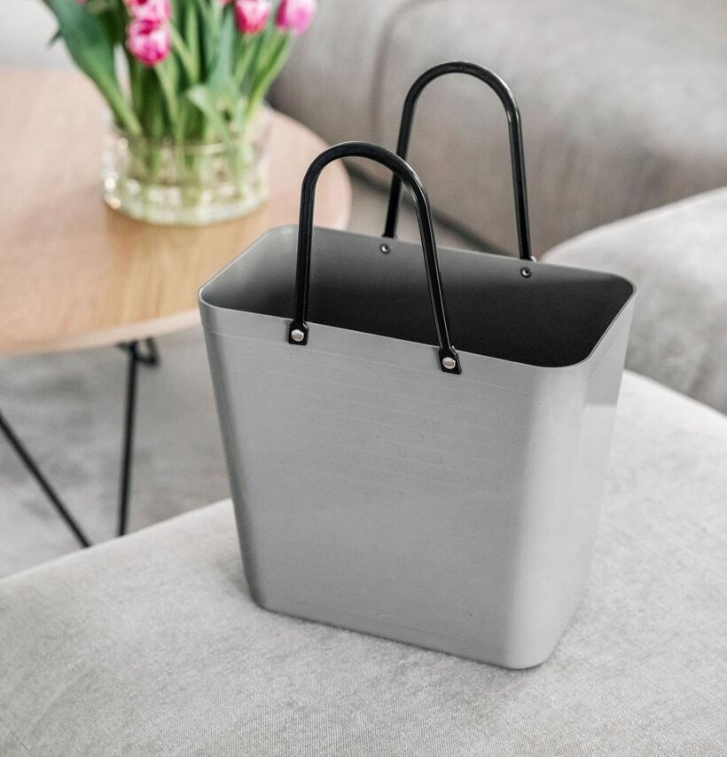 Väska Hög Hinza Grå från Hinza i ett stilrent vardagsrum