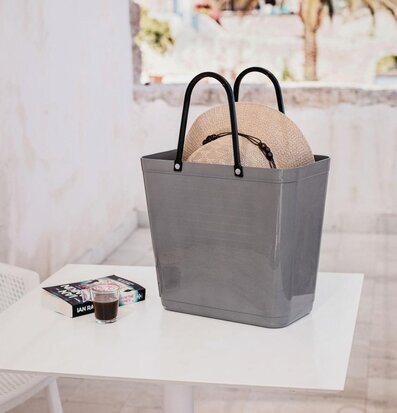 Väska Hög Hinza Grå från Hinza på ett vitt bord utomhus