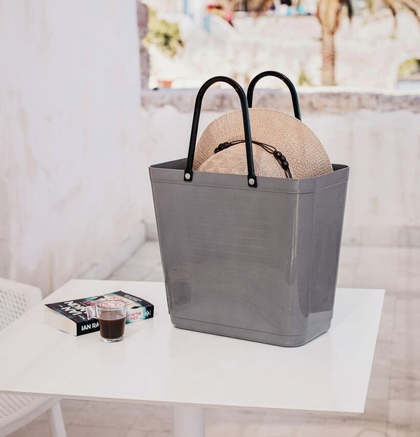 Väska Hög Hinza Grå från Hinza på ett vitt bord utomhus