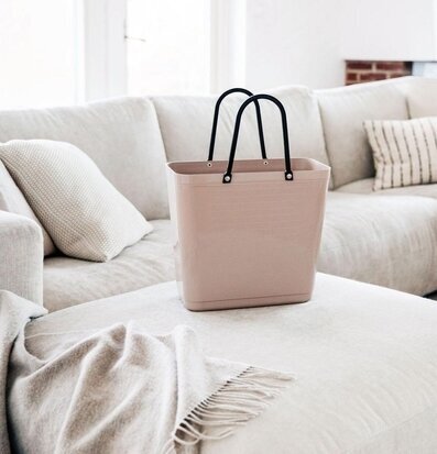 Väska Hög Hinza Nougat från Hinza i ett ljust vardagsrum