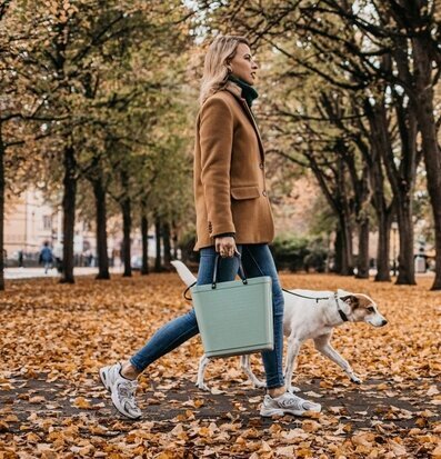 Kvinna med Väska Hög Hinza Olivgrön från Hinza i höstpark