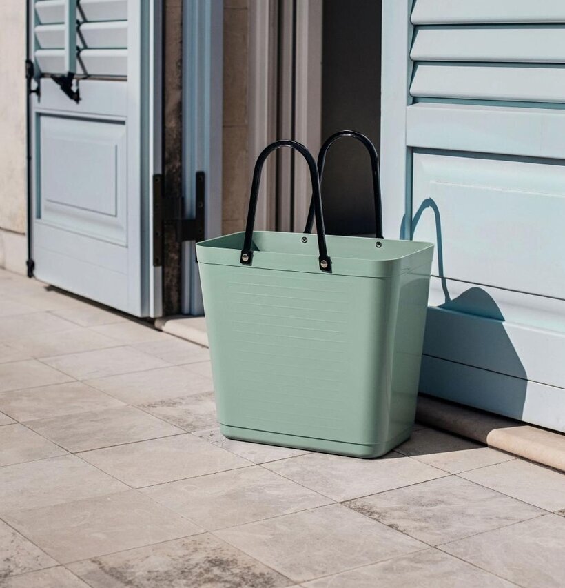 Väska Hög Hinza Olivgrön från Hinza mot ljus bakgrund