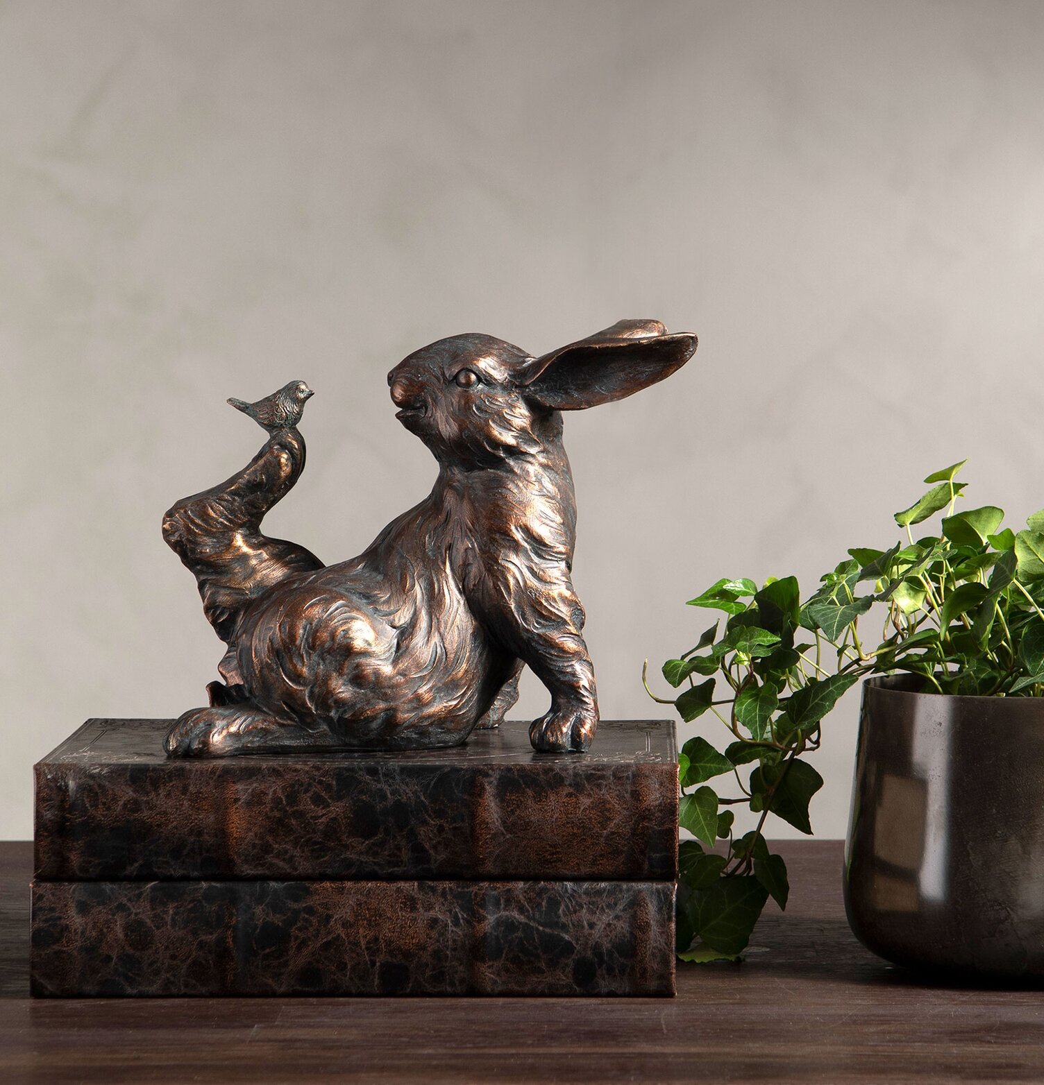 Hare Fågel Poly skulptur från A Lot Decoration på böcker