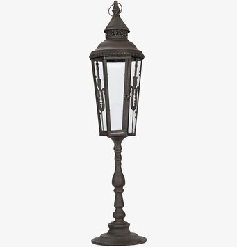 Bild av stor ljuslykta i metall med glasdetaljer