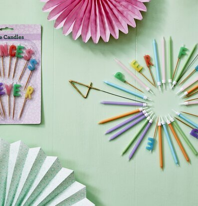 Tårtljus Super Hero från Rice i färgglad festlig miljö